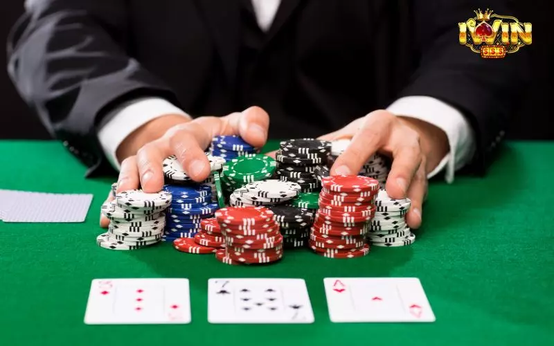 Các lá bài chung này cho phép người chơi kết hợp chúng với hai lá bài tẩy để tạo ra bộ bài Poker 5 lá mạnh nhất